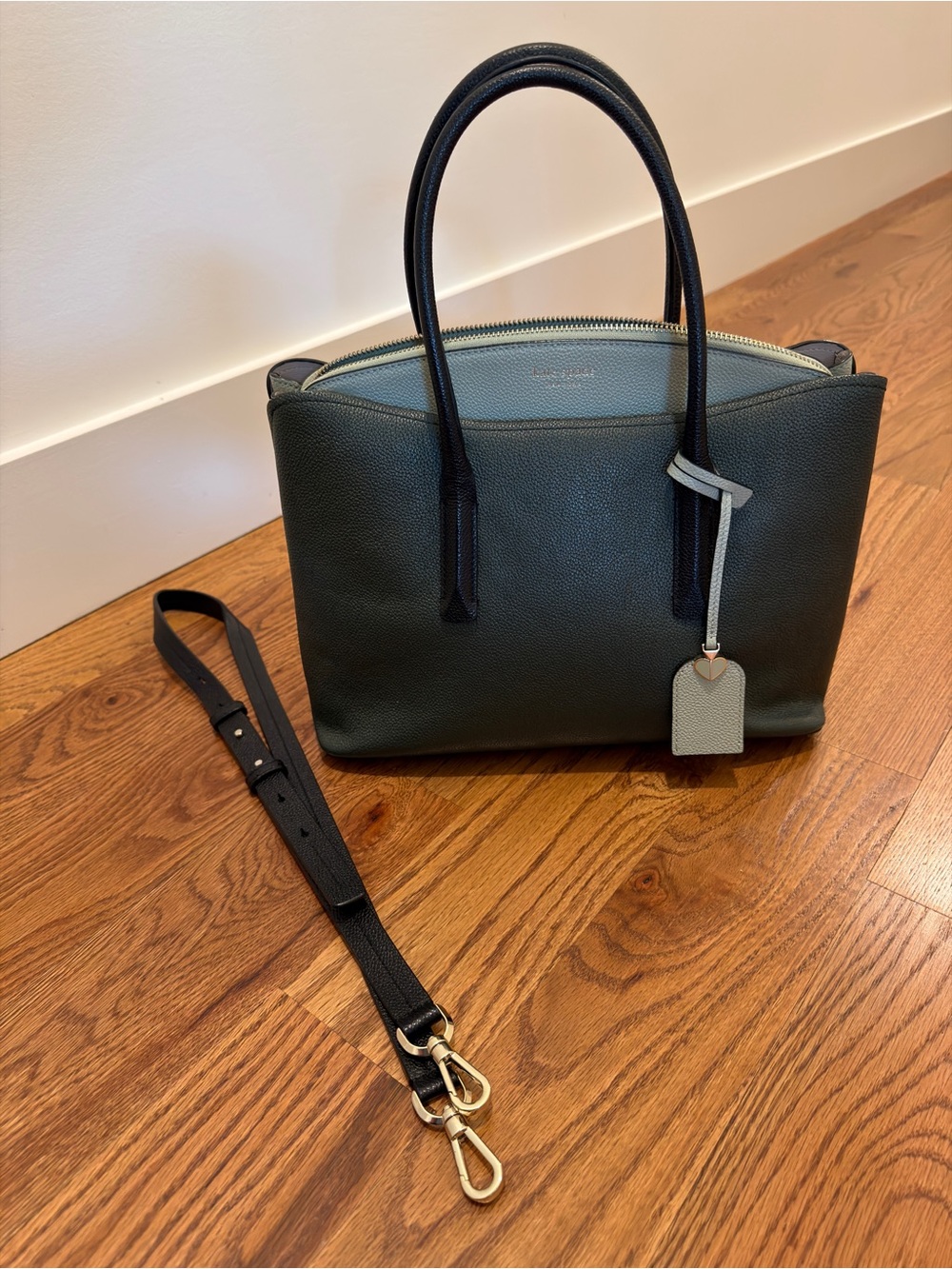 Gorgeous two toned authentic Kate Spade handbag. Shoulder strap included.